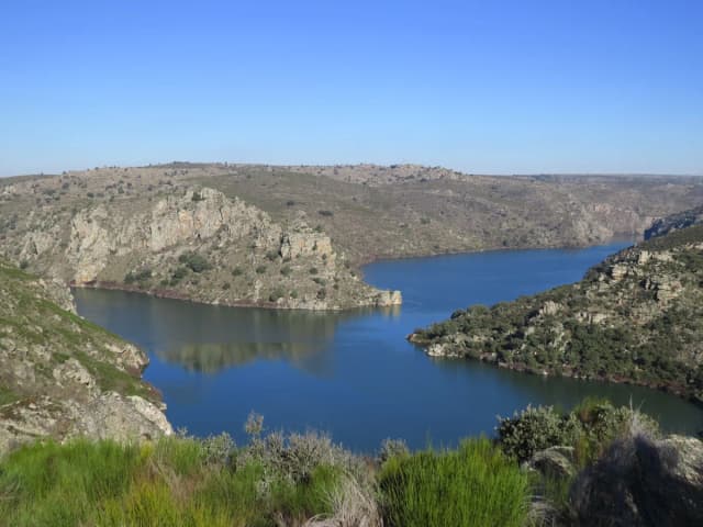 Río Esla — File:Desembocadura del río Esla en el Duero.jpg