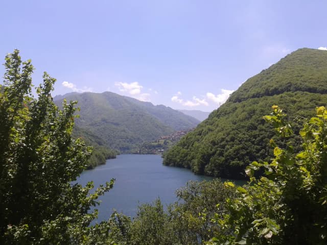 Embalse de Tanes — File:Río Nalón, embalse de Tanes 04.jpg