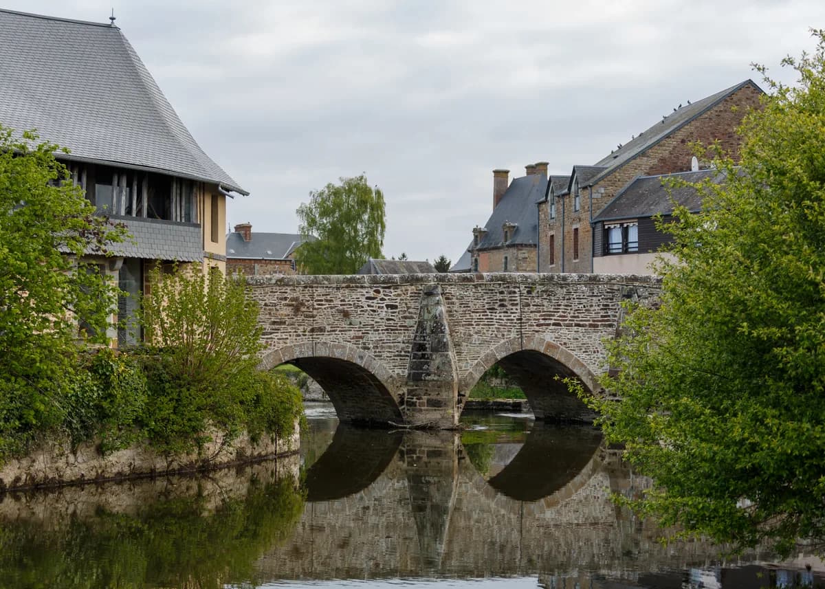 Sélune — Ducey LaManche France Old-Bridge-over-Selune-River-02