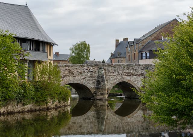Sélune — Ducey LaManche France Old-Bridge-over-Selune-River-02