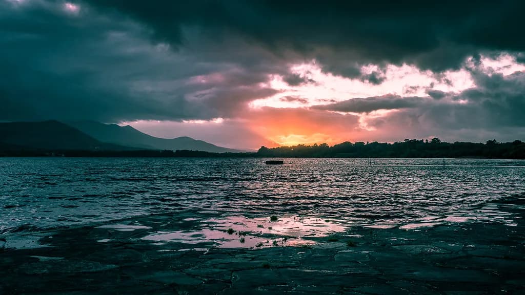 Lough Leane (Killarney) — Sunset in Lough Leane - Killarney, Ireland - Travel photography