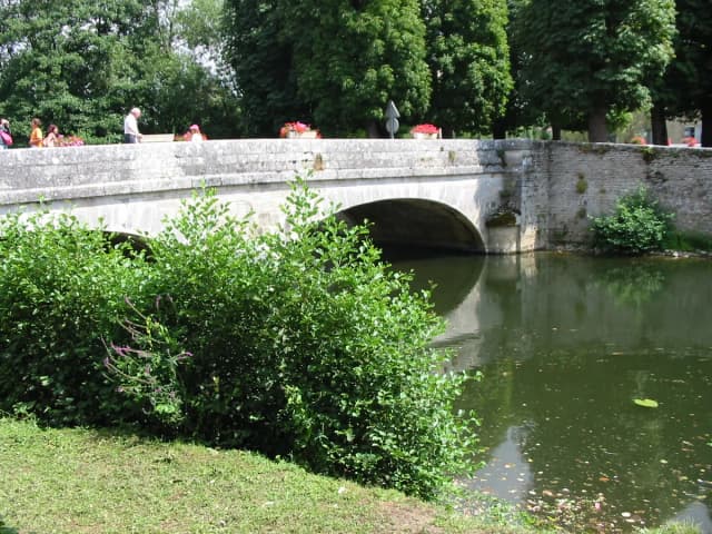 Serein — Noyers-sur-Serein (France)- bridge