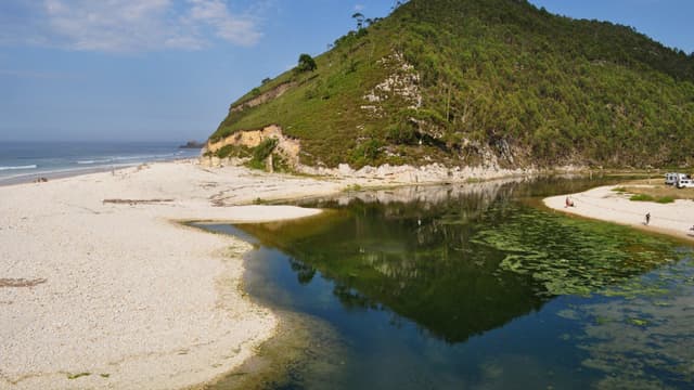 Plage de San Antolín à l'embouchure du rio Bedón