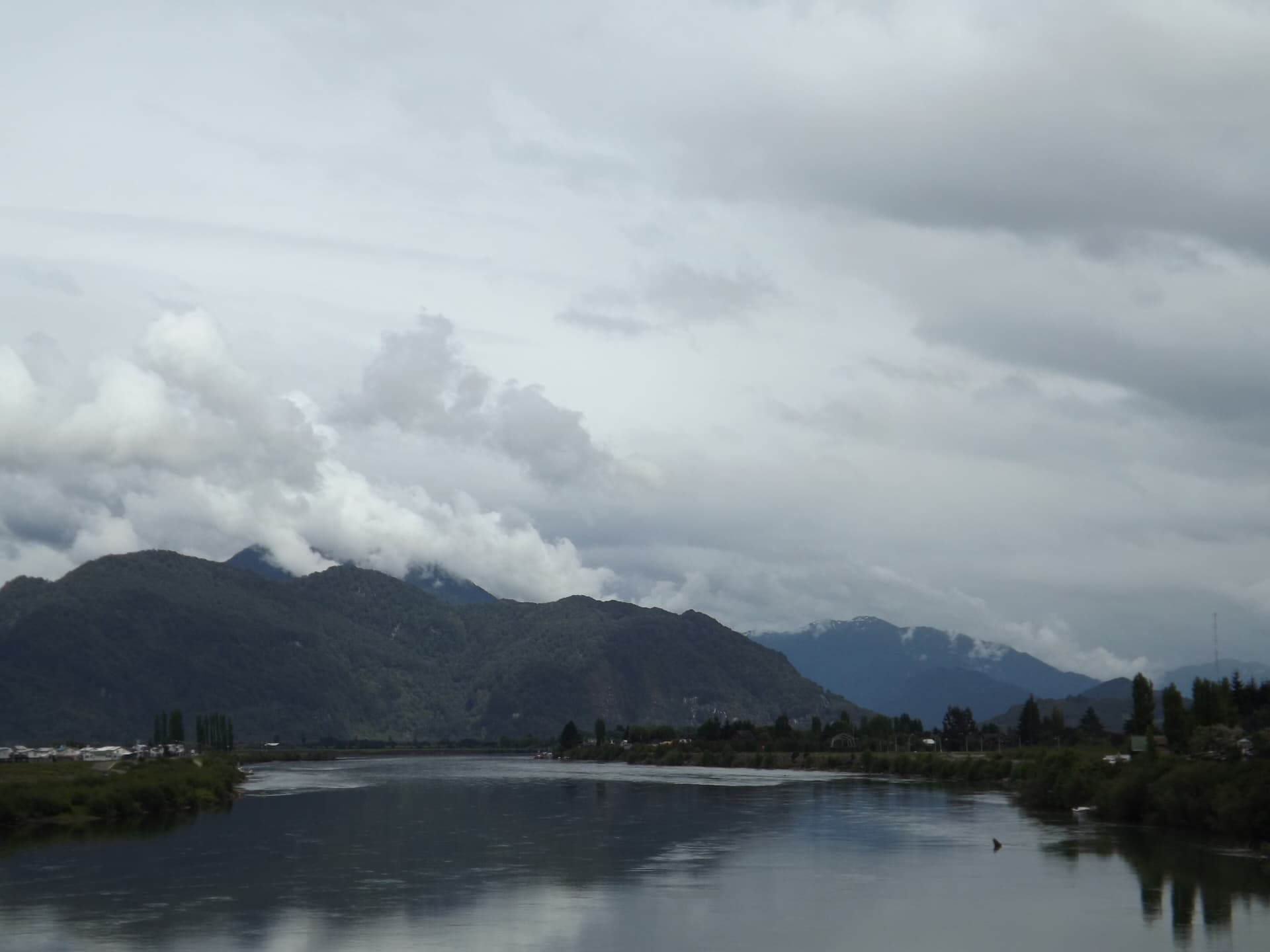 Río Aysén visto desde el puente del General Carlos Ibañez del Campo