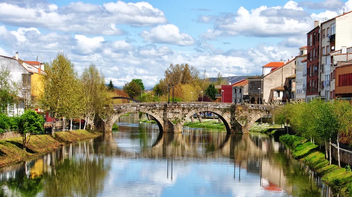 Río Cabe — Puente Viejo sobre el río Cabe, en Monforte de Lemos (Lugo, España)