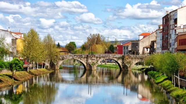 Río Cabe — Puente Viejo sobre el río Cabe, en Monforte de Lemos (Lugo, España)