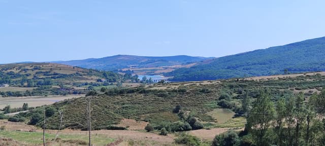 Wide panoramic view of the Embalse del Ebro from Retortillo, the full expanse of open water and moorland.