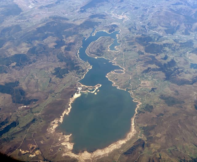 Aerial photograph of the Embalse del Ebro straddling the Cantabria–Burgos border.
