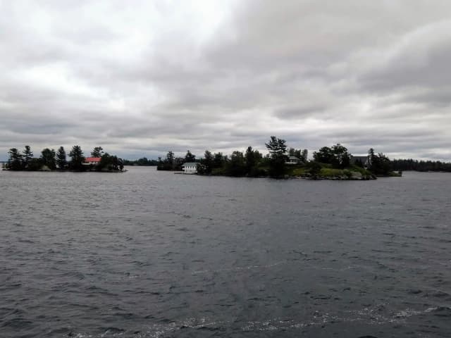 Thousand Islands (eastern Lake Ontario) — LES MILLE ÎLES