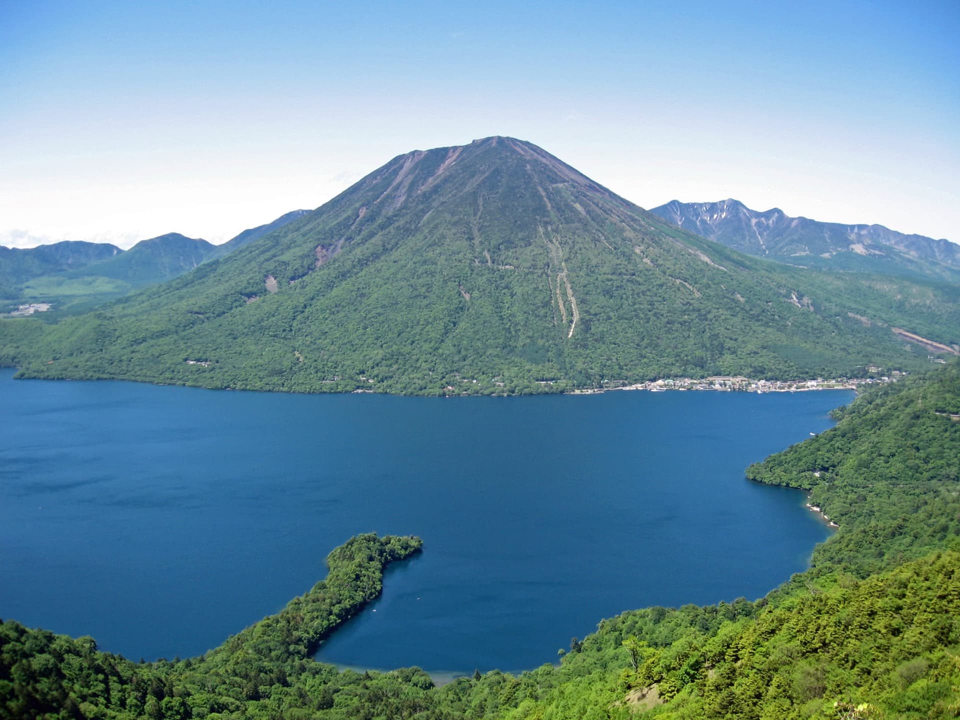 Mount nantai and lake chuzenji