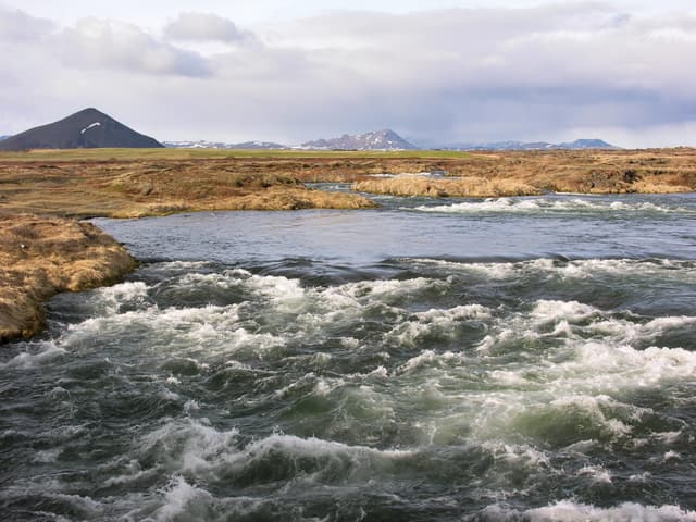The Laxá river near Skútustaðir close to Mývatn, with the volcano Vindbelgjarfjall behind.