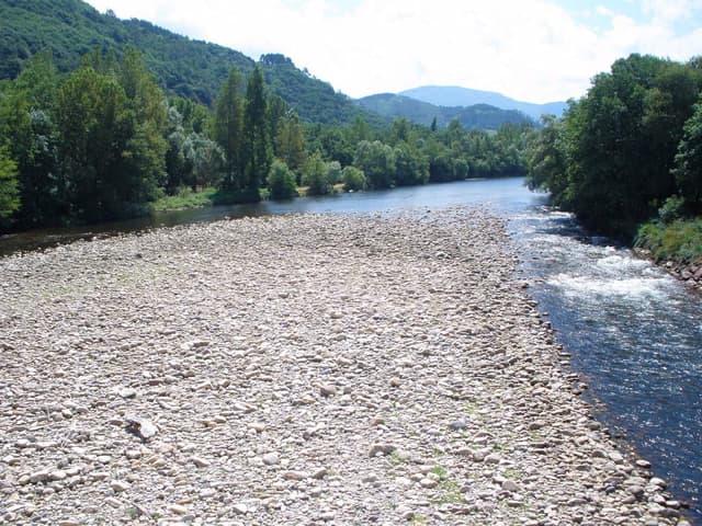 A second view of the Río Narcea at Cornellana, the open gravel-bed character.