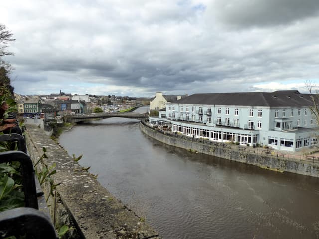 The River Nore flowing near Kilkenny Castle, Kilkenny city.