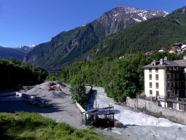 Doire Baltée à Courmayeur direction Aoste au matin (juin 2024)