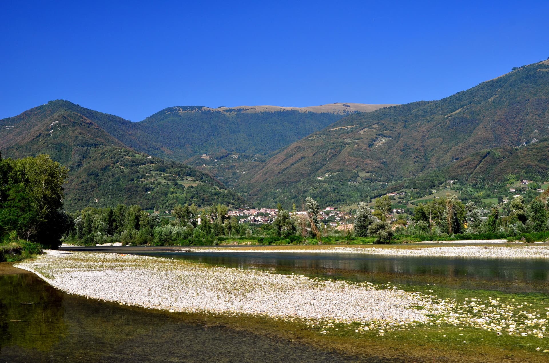 Veduta dal Parco del Piave a Fener (BL)