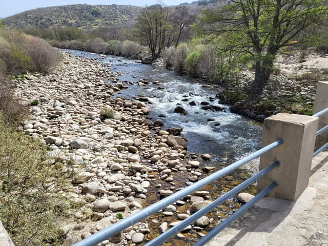 The Río Tormes at La Angostura de Tormes showing the granite rounded-stone riverbed.